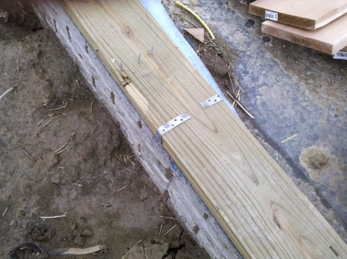 20110323_madisoncounty_houseslidofffoundation_sillplateanchored_1_lr