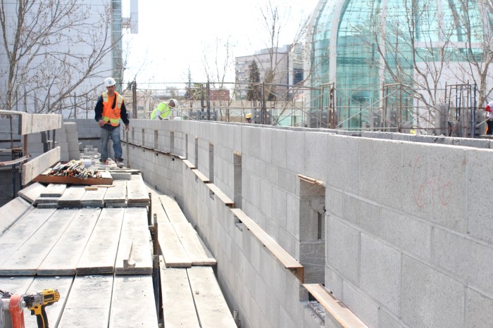 truss-supports-at-rear-framed-by-rotunda